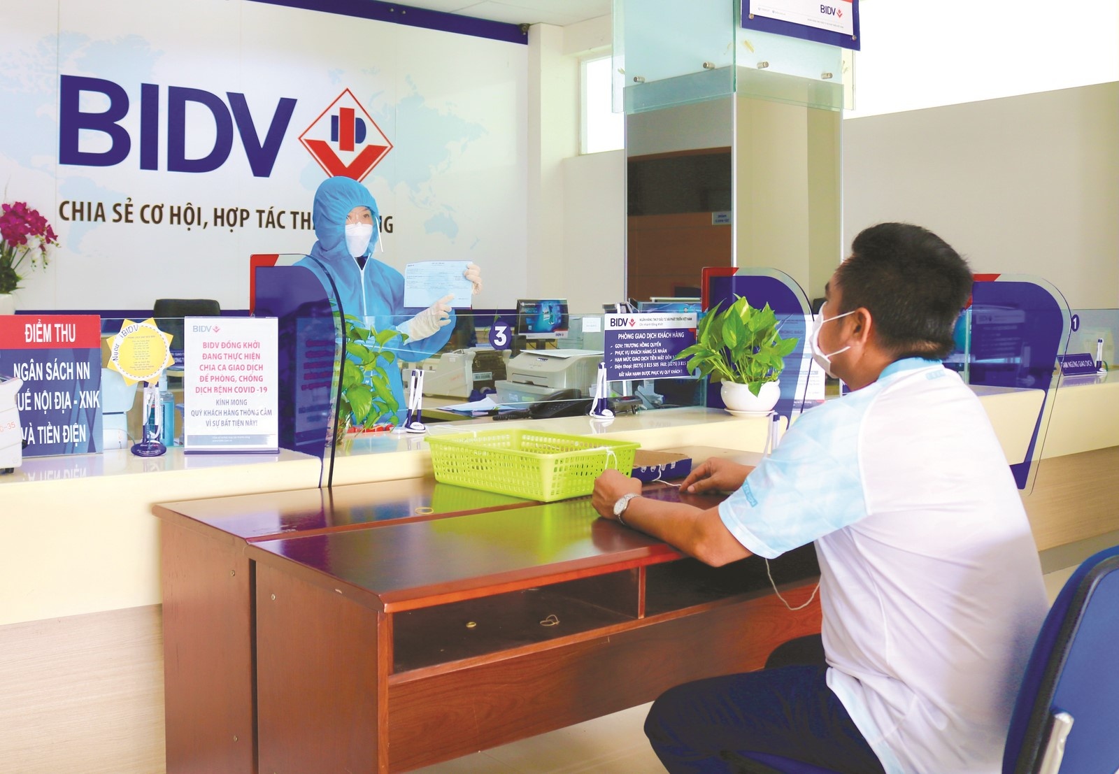 Ảnh: BIDV hỗ trợ khách hàng cá nhân mua nhà xe mùa dịch