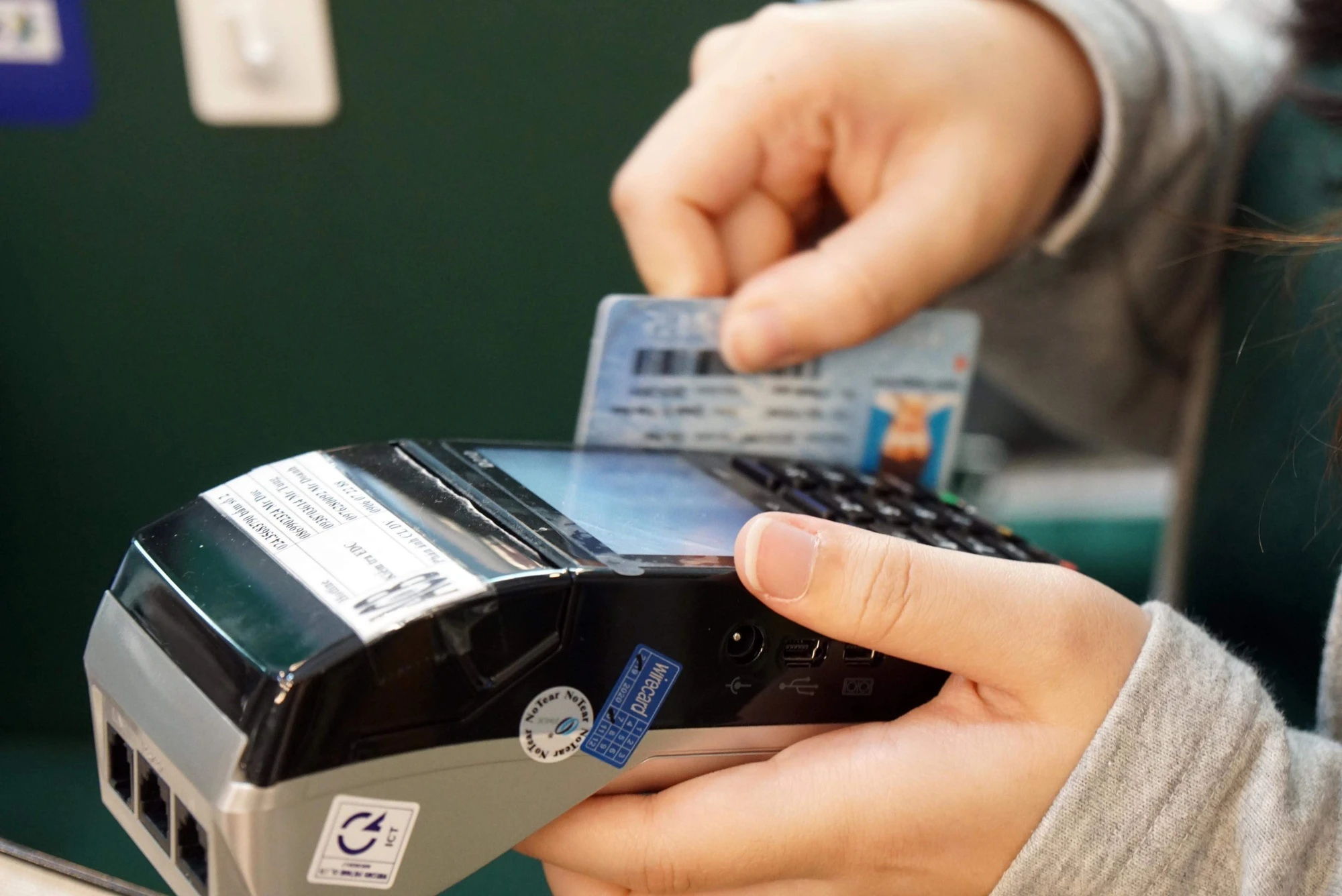 Dịch vụ rút tiền thẻ tín dụng quẹt thẻ POS lãi suất thấp