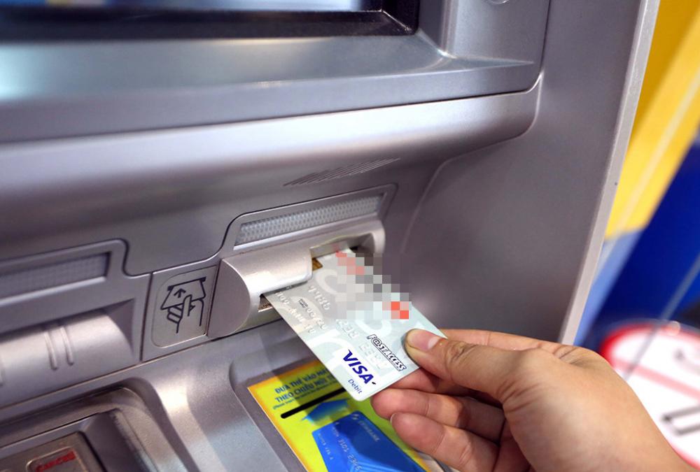 Cách rút tiền thẻ tín dụng tại cây ATM như thế nào?