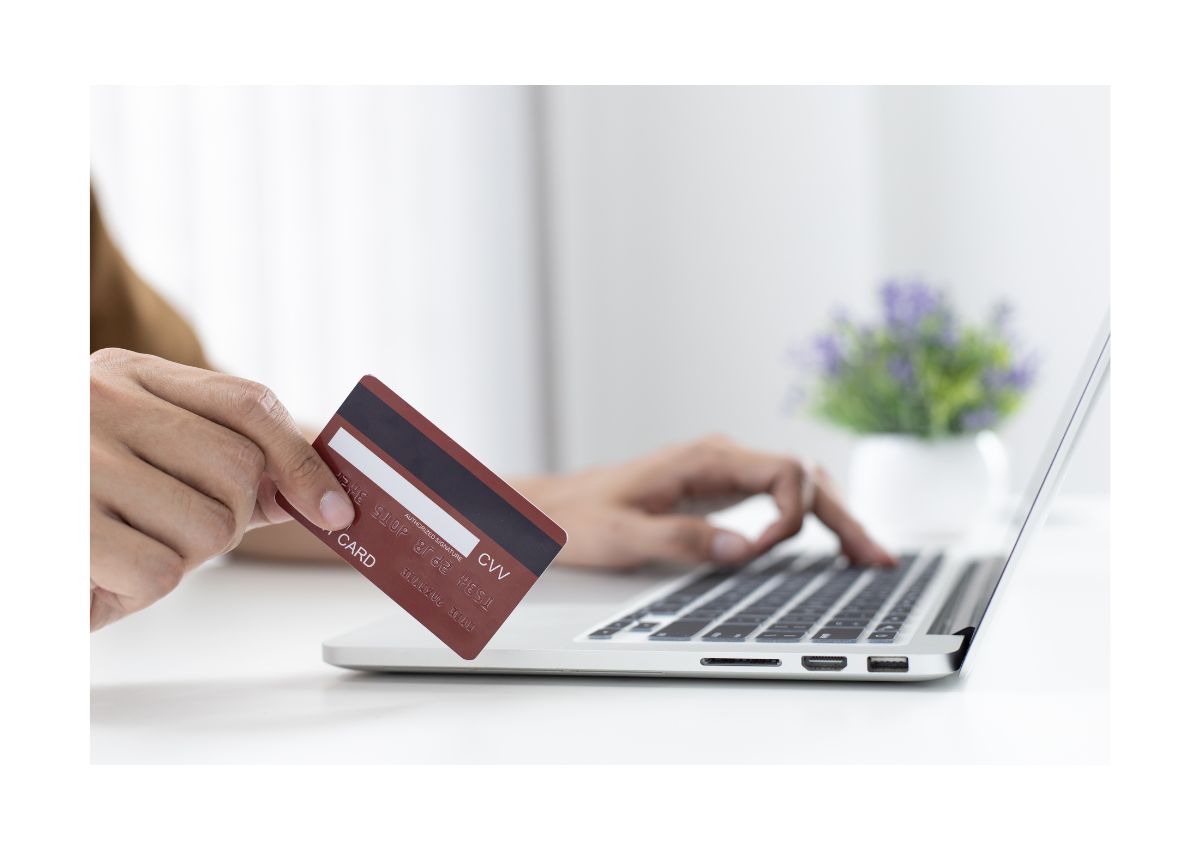 Rút tiền thẻ tín dụng chuyển đổi trả góp là gì?
