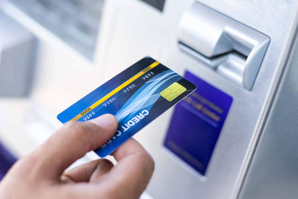 Mức phí rút tiền mặt thẻ tín dụng Sacombank bao nhiêu tiền?