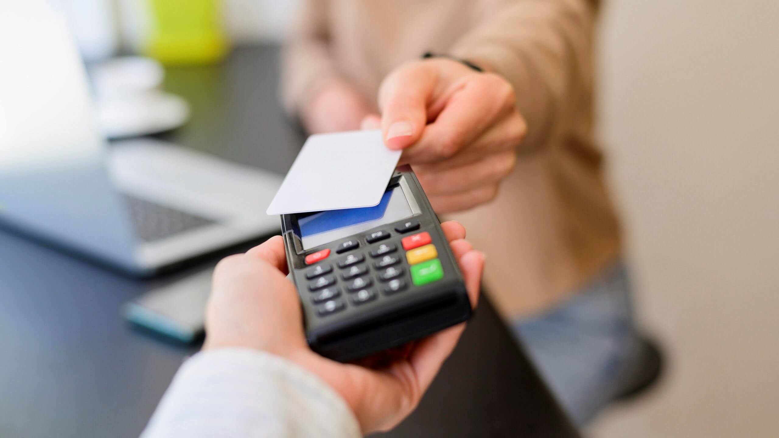 Chọn dịch vụ quẹt thẻ tín dụng lấy tiền mặt cần lưu ý điều gì?