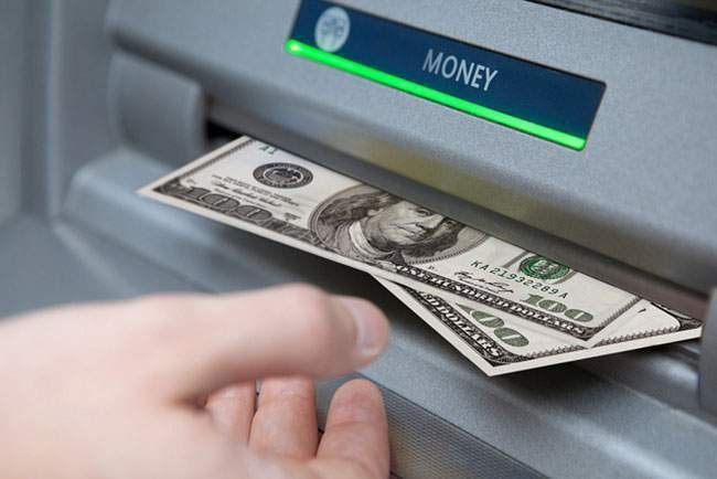 Rút tiền bằng thẻ tín dụng, ngân hàng tính phí bao nhiêu?