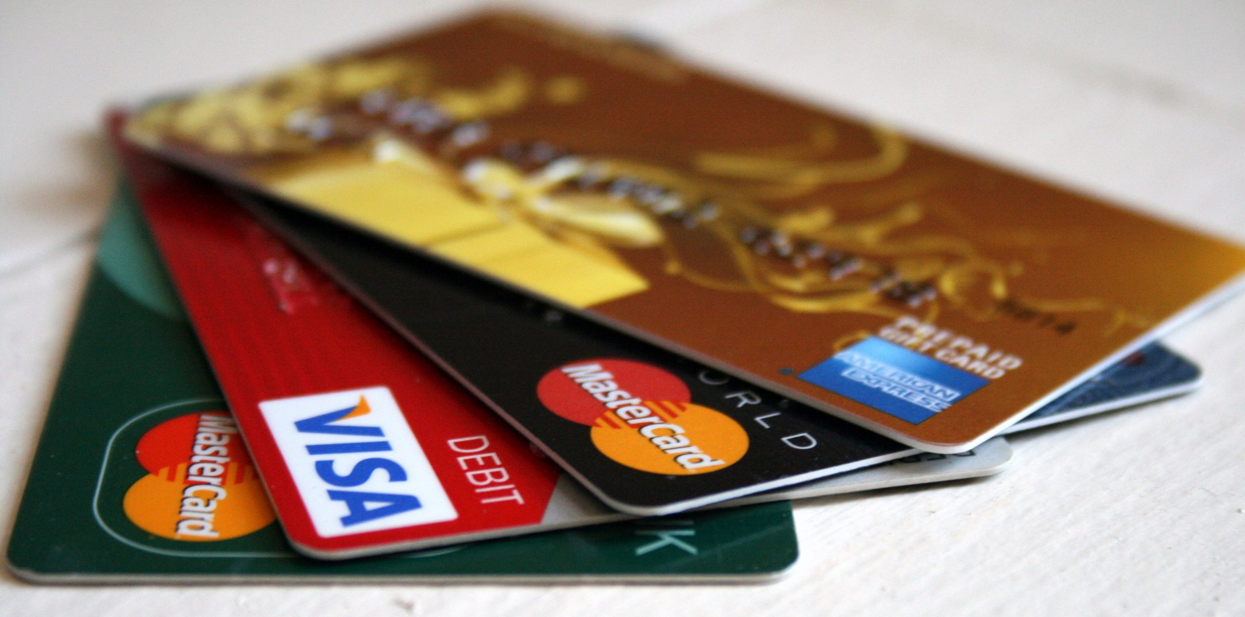 Dùng thẻ tín dụng rút tiền được không, chuyển tiền được không?