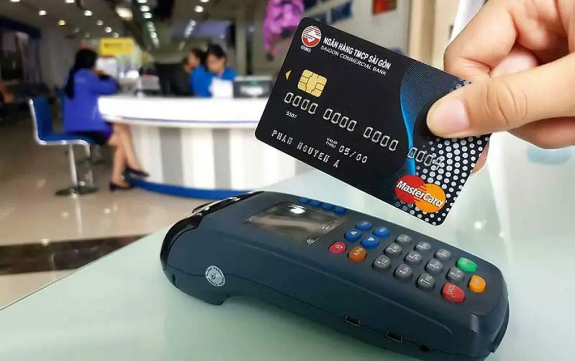 Cà thẻ tín dụng lấy tiền mặt mất phí không và nên hay không?