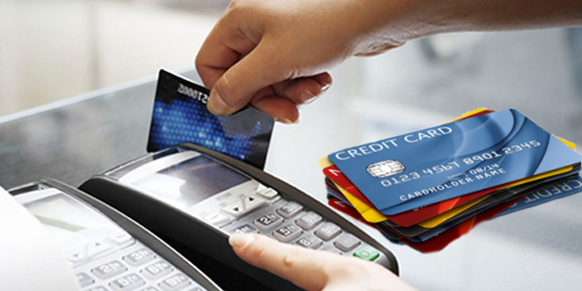 Cà thẻ tín dụng lấy tiền mặt mất phí không và nên hay không?
