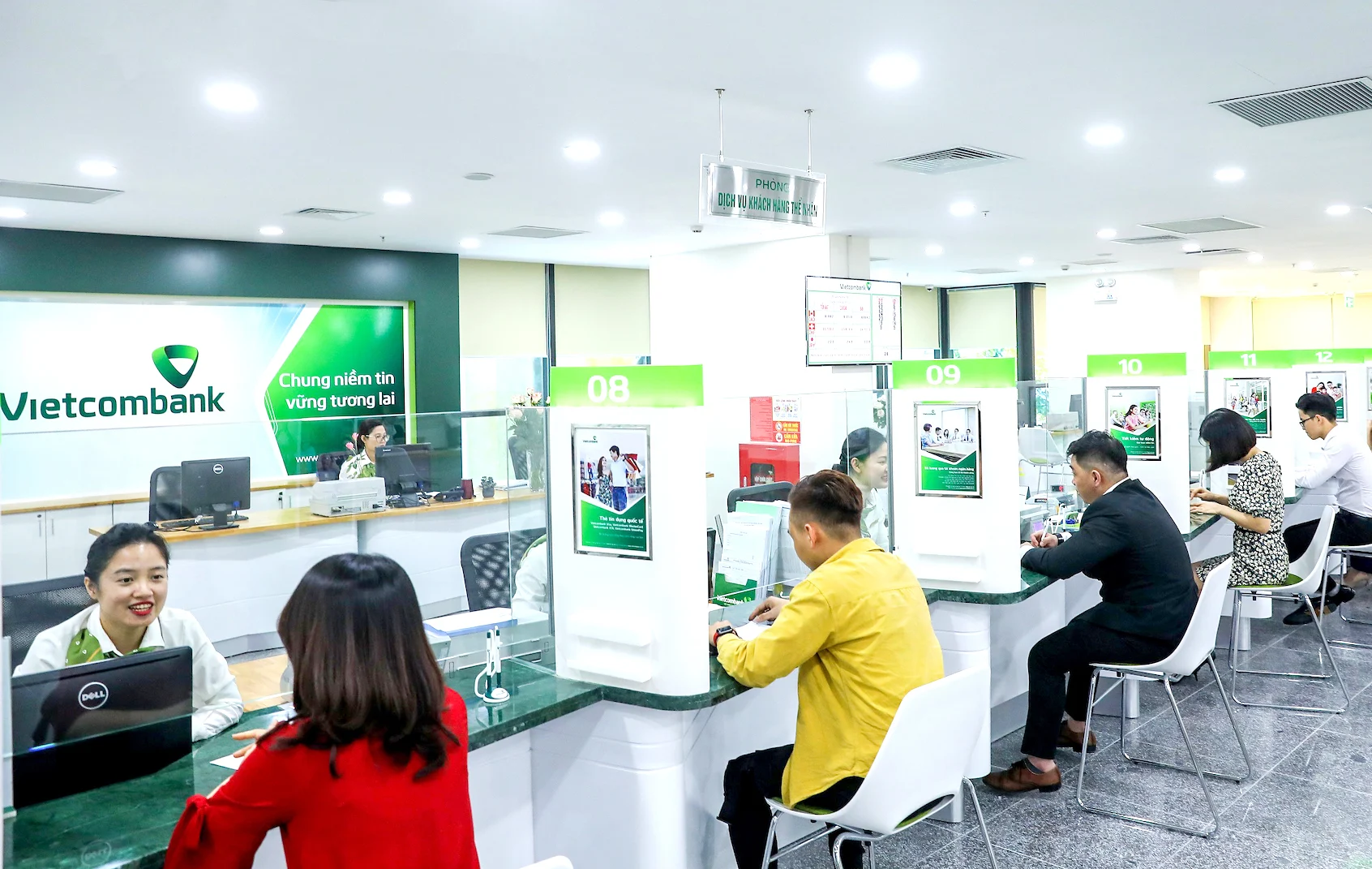 Ảnh: Khách hàng đang được tư vấn vay vốn Vietcombank thế chấp sổ đỏ Ảnh: Khách hàng đang được tư vấn vay vốn Vietcombank thế chấp sổ đỏ